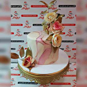 کیک فوندانت با گل طبیعی